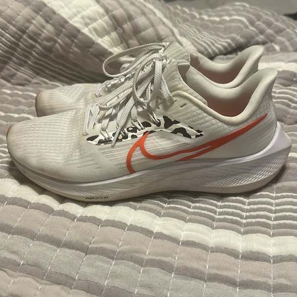 Women’s Nike Shoes - Picture 1 of 4